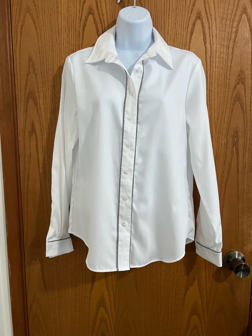 Jones NY Classic White Women’s Button-Down No-Iron Shirt with Contrast Trim
